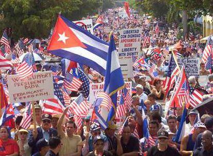 Miles de exiliados cubanos, durante una manifestación en Miami en 2003.