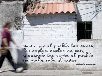 Versos del poeta Antonio Machado en una pared de Colmenar de Arroyo. 