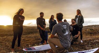 La selección nacional de surf en la playa de Pantín, en Valdoviño (A Coruña). De izquierda a derecha, Nadia Erostarbe (19 años), Aritz Aranburu (35), Ariane Ochoa (22), Vicente Romero (28; de espaldas), Gony Zubizarreta (35) y Leticia Canales (25).