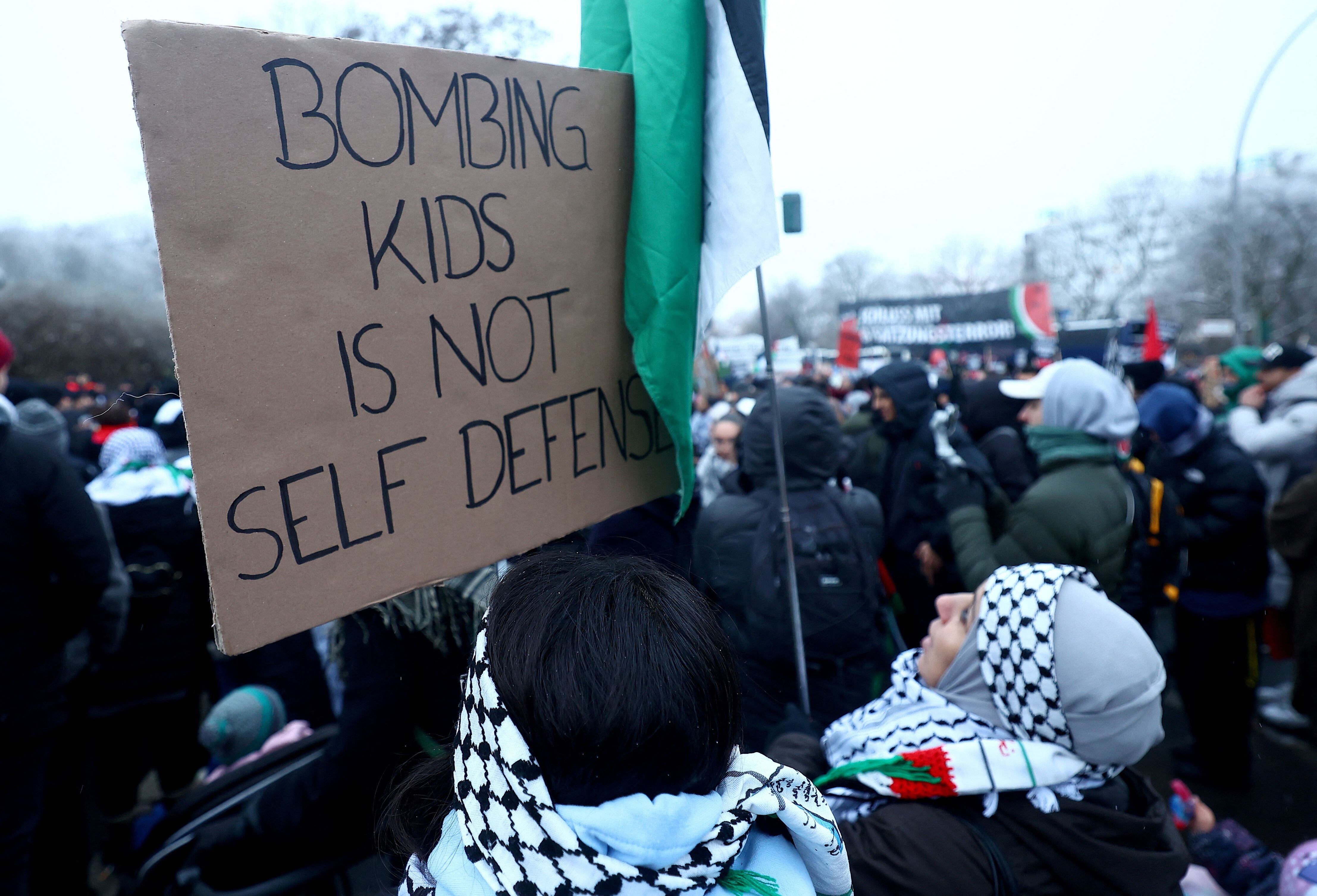 Dos participantes en una protesta a favor de Palestina celebrada en Berlín el 2 de diciembre, con un cartel con el lema 