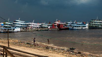 El puerto fluvial de Manaos (Brasil), donde atracan y de donde parten sin cesar barcos rumbo a la aventura del Amazonas.