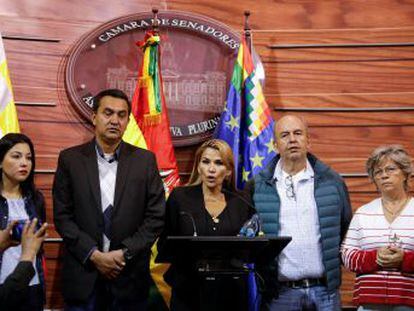 La vicepresidenta segunda del Senado recibe el apoyo de los partidos opositores y los dos tercios de la Cámara, fieles a Evo Morales, rechazan la sucesión