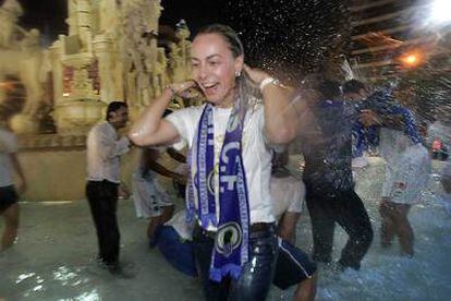 La alcaldesa Sonia Castedo celebra la victoria del Hércules bañándose en la fuente de Los Luceros.
