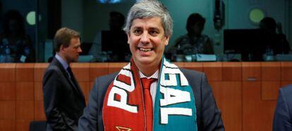 El ministro de finanzas portugu&eacute;s posa con una bufanda de Portugal hoy al inicio del Ecofin.