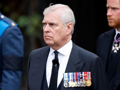 El príncipe Andrés, durante el servicio religioso en recuerdo de su madre, la reina Isabel, en el castillo de Windsor en septiembre de 2022.