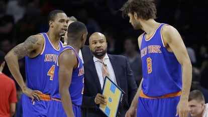 Fisher, habla con varios jugadores de los Knicks.