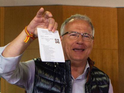 El candidato del PPC a la alcaldía de Barcelona, Josep Bou, vota en el Centro Cívico Vila Florida de Barcelona.