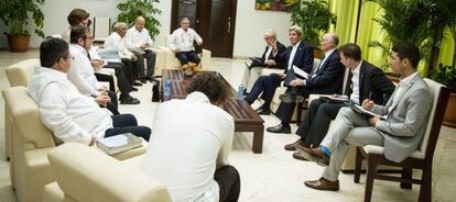 John Kerry, junto a los negociadores de las FARC en La Habana.