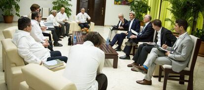 John Kerry, junto a los negociadores de las FARC en La Habana. 