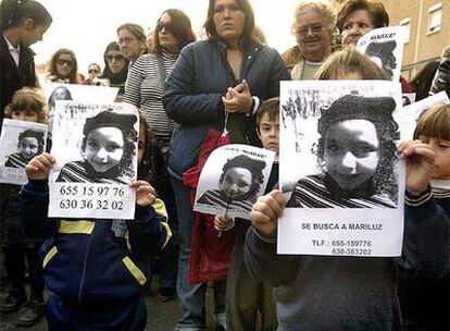 Alumnos del colegio Diocesano de Huelva, donde estudia Mari Luz Cortés, durante la manifestación de hoy en Huelva.