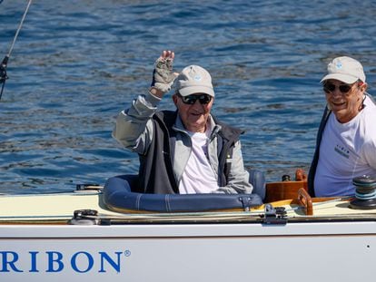 El rey emérito Juan Carlos I saludaba desde el 'Bribón' el 31 de julio, junto a su amigo Pedro Campos, en Sanxenxo.