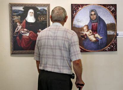 Un hombre observa los cuadros de las Madonnas 'suicidas' antes de ser retirados.
