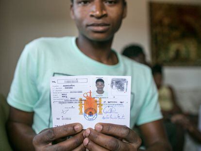 Mamourou Fofana, que llegó de Malí como menor de edad, muestra su documentación. Tiene 18 años y aún no ha logrado la residencia española.