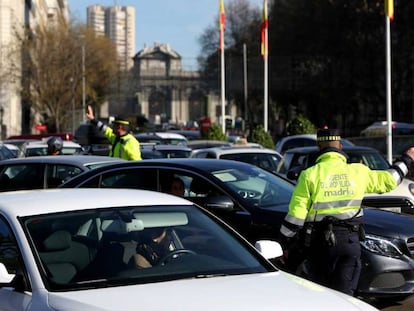 Agents de mobilitat dirigint talls de trànsit a Cibeles.