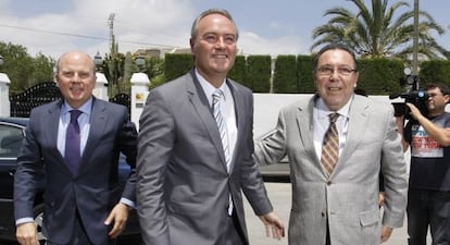Alberto Fabra, entre el consejero Máximo Buch y el presidente de la Cámara de Alicante, Enrique Garrigós, este martes.
