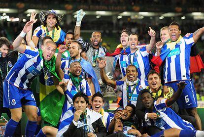 Los jugadores del Oporto posan con el trofeo de campeones sobre el césped dublinés.