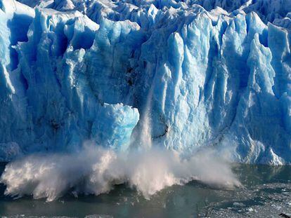 Desmoronamiento de hielo sobre el Canal de los Témpanos, en el Parque Nacional Los Glaciares, en la Patagonia argentina.