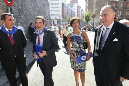 El <b><i>lehendakari,</b></i> Patxi López (segundo por la izquierda), llega junto a su esposa, la concejal bilbaína, Begoña Gil, a la recepción a las autoridades que ayer ofreció el alcalde, Iñaki Azkuna (a la derecha). Junto a ellos, el diputado general de Vizcaya, José Luis Bilbao.