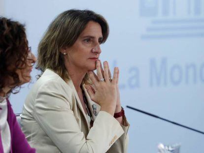 La ministra de Hacienda, María Jesús Montero, y la vicepresidenta de Transición Ecológica, Teresa Ribera.