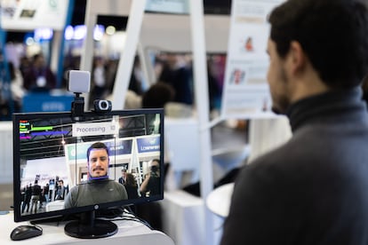 Un trabajador de Talentfy demuestra el funcionamiento de su programa de reconocimiento de emociones por inteligencia artificial, este martes en el 4YFN.