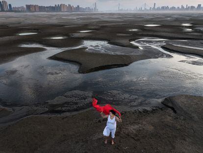 Una mujer sobre el lecho seco del río Yangtsé, afectado por la sequía, en Wuhan en la provincia de Hubei, en el centro de China, el pasado 2 de septiembre.