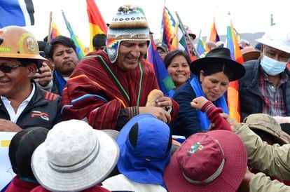 Evo Morales saluda a gente en la marcha hacia La Paz, este jueves.