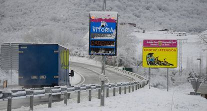 Imagen de la nevada este viernes en las proximidades de Vitoria.
