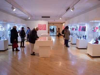 Una de las salas de la exposición Barbie, cine y moda en el Antiguo Hospital de Santa María La Rica en Alcalá de Henares.