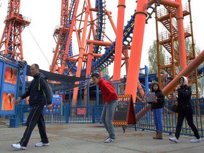 Una familia delante de una atracci&oacute;n cerrada del Parque Warner 