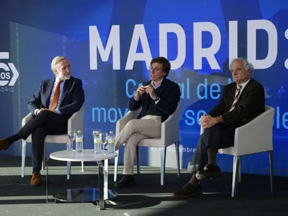 Imagen de la jornada titulada “Madrid, capital de la movilidad sostenible”, foro organizado por el periódico digital 'OK Diario' el 27 de diciembre de 2022. El alcalde de Madrid, José Luis Martínez-Almeida (centro) aparece rodeado del presidente de la patronal madrileña CEIM, Miguel Garrido, y el director de 'OK Diario', Eduardo Inda.