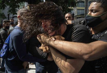 Un hombre es detenido por un policía vestido de civil durante las protestas en La Habana. Los manifestantes gritaban “Patria y vida”, la canción hecha por un grupo de artistas cubanos radicados en Miami y en la isla que ha retado al Gobierno de La Habana.