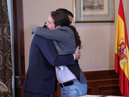 El abrazo de coalición de Pedro Sánchez y Pablo Iglesias.