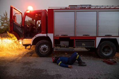Un bombero durante el incendio del pueblo de Asklipio (Grecia), este lunes.
