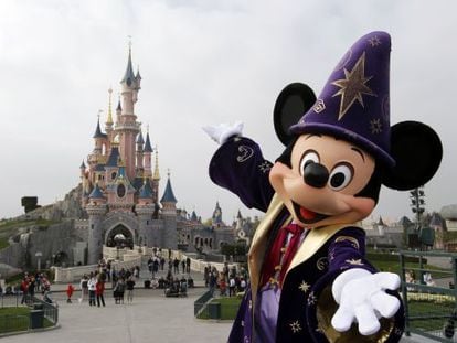 Un ninot de Mickey Mouse al parc Disney de París.
