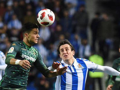 Mikel Oyarzabal y Bartra luchan por el balón.