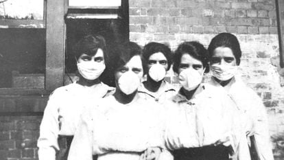 Un grupo de mujeres pertrechadas con mascarillas durante la epidemia de gripe de 1918, en Brisbane (Australia).  MUSEO NACIONAL DE AUSTRALIA
