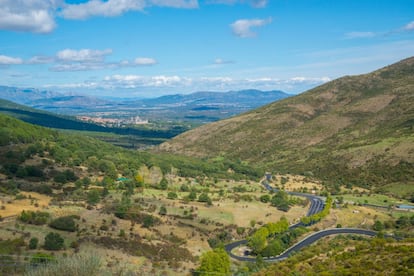 El puerto de la Cruz Verde, a 1.256 metros de altitud, entre los municipios de San Lorenzo de El Escorial y Robledo de Chavela, es uno de los favoritos de los moteros históricamente. De hecho, hay un mirador que lleva el nombre de Ángel Nieto, campeón del mundo de velocidad en 12+1 ocasiones. Este festín de curvas y de coloridos paisajes (en la foto) se despliega en cuatro rutas: a El Escorial, a Zarzalejo, a Robledo de Chavela y a Las Navas del Marqués, ya en Ávila. La que lleva a El Escorial presenta el mejor firme para disfrutar de las curvas. La de Robledo de Chavela, aunque no tiene una carretera tan lisa, brinda espectáculos como la visión de <a href="https://www.mdscc.nasa.gov/" target="_blank">las antenas espaciales de la ESA (Complejo de Comunicaciones de Espacio Profundo de Madrid)</a>. Llegando a Ávila, en la zona de Peguerinos se encuentra uno de los mejores enclaves para ir a buscar setas en otoño. Hay que tener cuidado si conducimos en un vehículo convencional: la carretera suele estar llena de moteros que han hecho de este puerto de la sierra de Guadarrama su lugar de reunión.