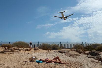 Un avión sobrevuela una playa de Palma de Mallorca en junio de 2020.
