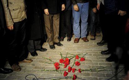 Flores en homenaje a las v&iacute;ctimas en el lugar del atentado del martes en Estambul.   