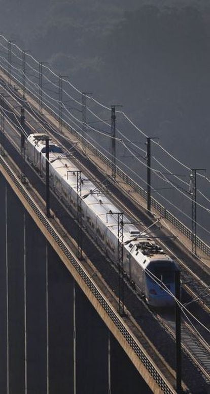 Tren de alta velocidad a su paso por el viaducto de O Eixo.