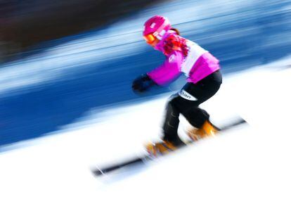 La japonesa Tomoka Takeuchi compite en las semifinales del Snowboard femenino slalom gigante en paralelo.