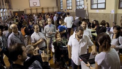 Colas en el centro cívico La Sedeta de Barcelona para votar en el referéndum independentista de Cataluña del 1-O suspendido por el Tribunal Constitucional. 