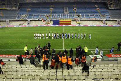 Los equipos se saludan al inicio con un Mestalla vacío.