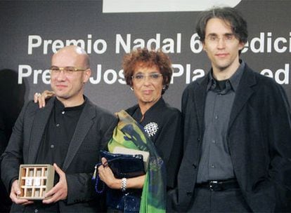 Maruja Torres, junto Rubén Abella (dcha.), finalista del Nadal, y Gaspar Hernández, ganador del Josep Pla.