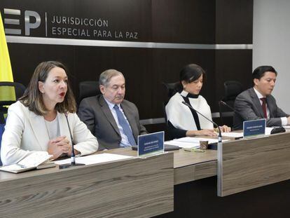 Los magistrados de la Jurisdicción Especial para la Paz (JEP), Catalina Díaz, Eduardo Cifuentes, Lily Rueda y Óscar Parra, en Bogotá, el 21 de octubre de 2022.