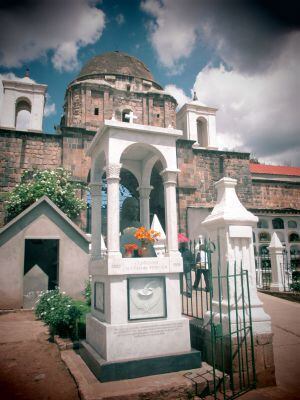 Mausoleo de Clorinda Matto de Turner, la primera periodista peruana.