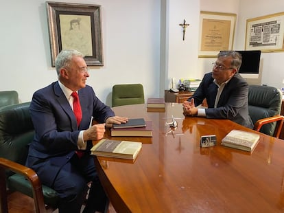El presidente Gustavo Petro y el ex mandatario Álvaro Uribe.