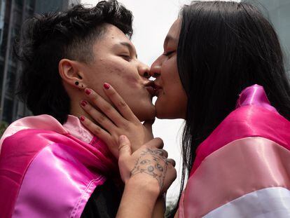 Dos mujeres se besan durante una marcha para exigir el fin de la discriminación contra lesbianas, en Ciudad de México.