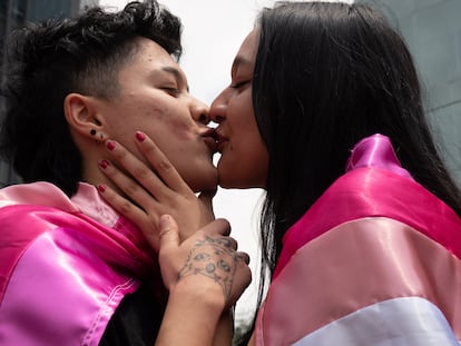 Dos mujeres se besan durante una marcha para exigir el fin de la discriminación contra lesbianas, en Ciudad de México.