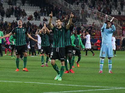 Los jugadores del Betis saludan a sus aficionados